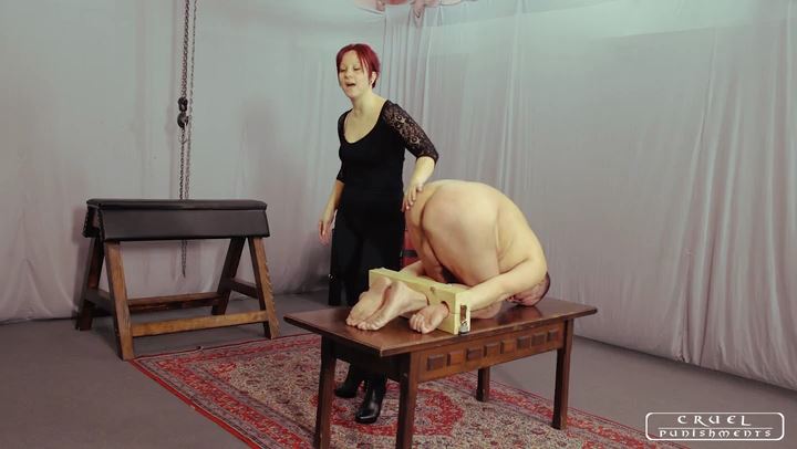 Lady Maggie - Spanked in a stock - CRUEL PUNISHMENTS - SEVERE FEMDOM - SD/406p/MP4